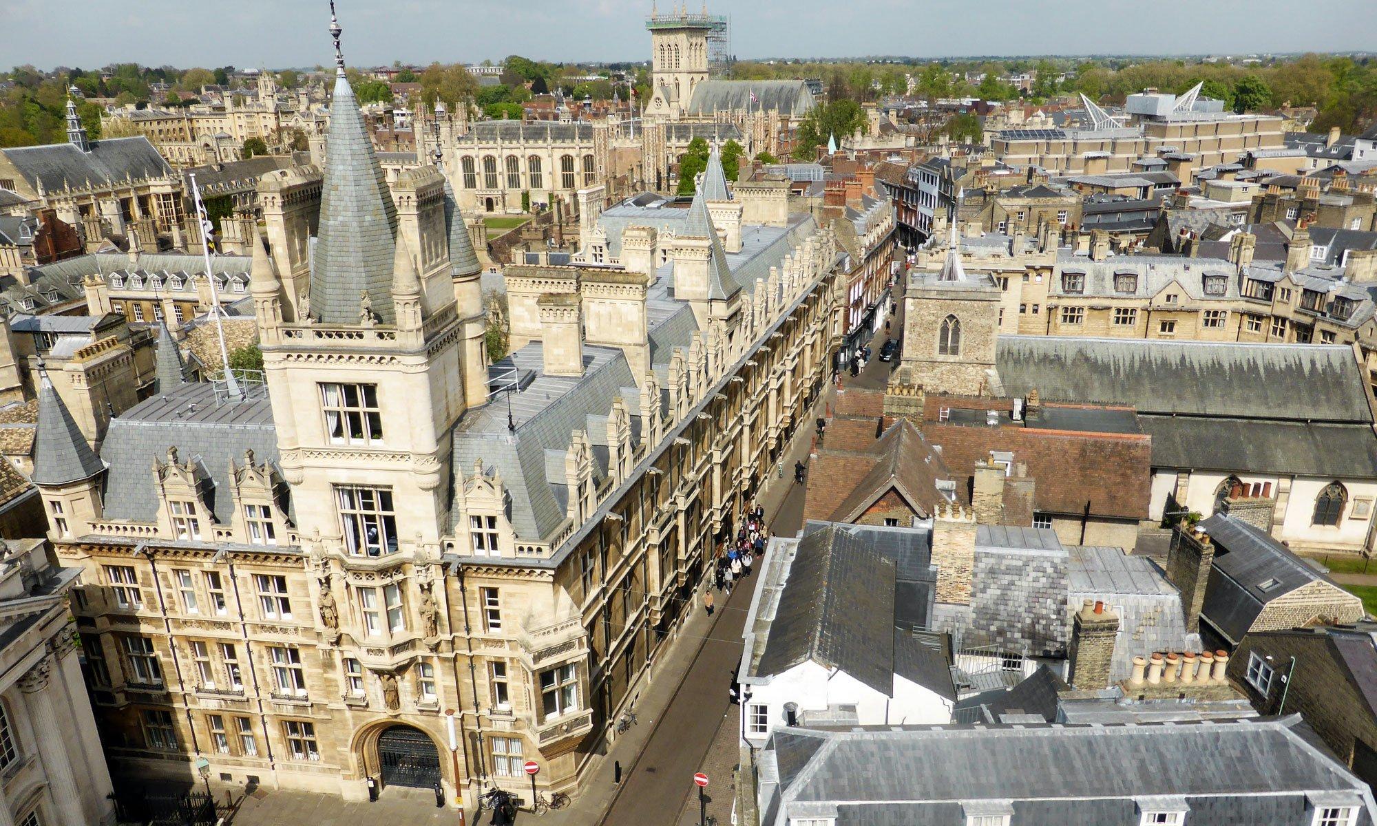 시장 전경과 그레이트 세인트 메리 교회