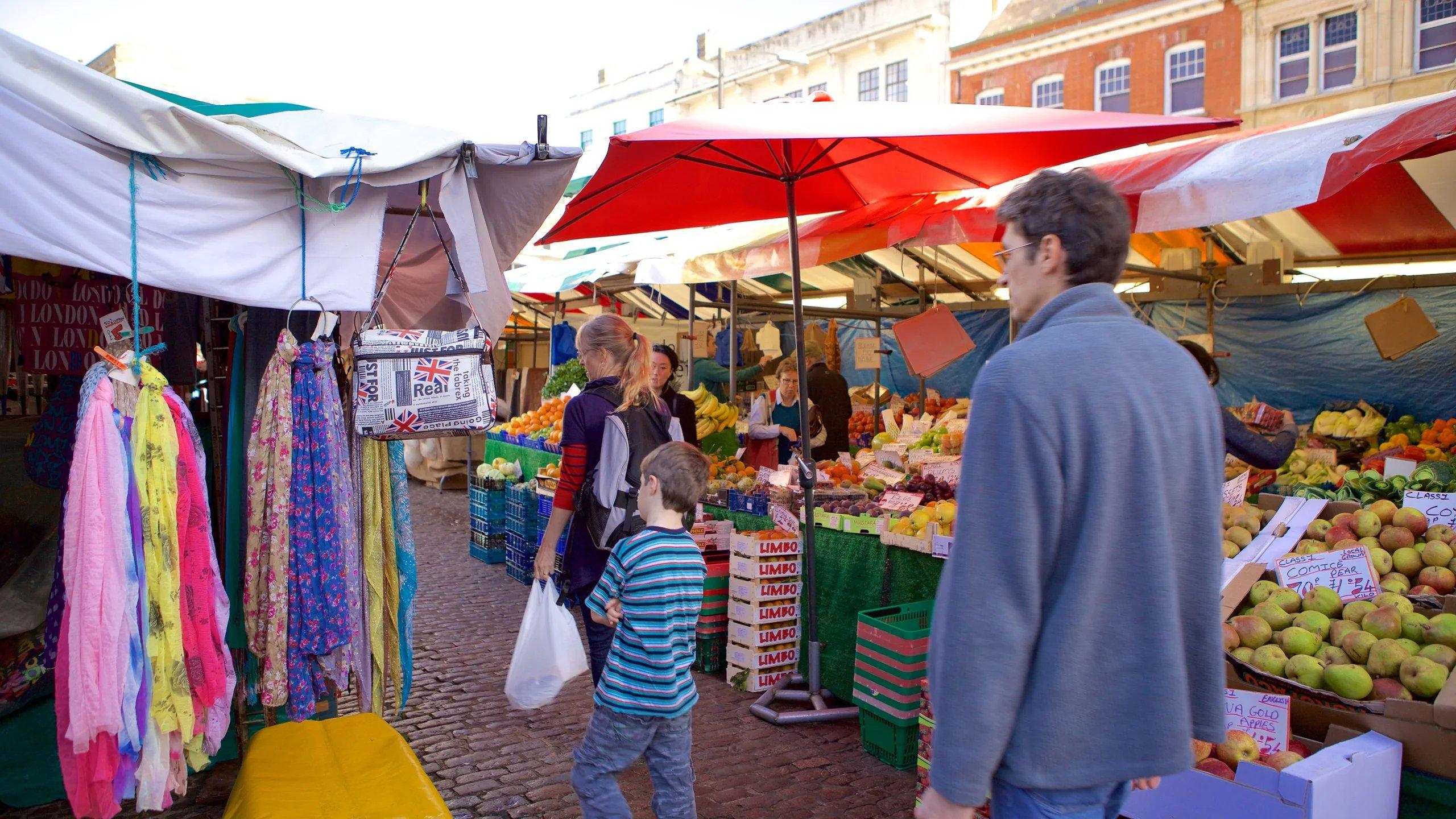 형형색색의 음식 가판대