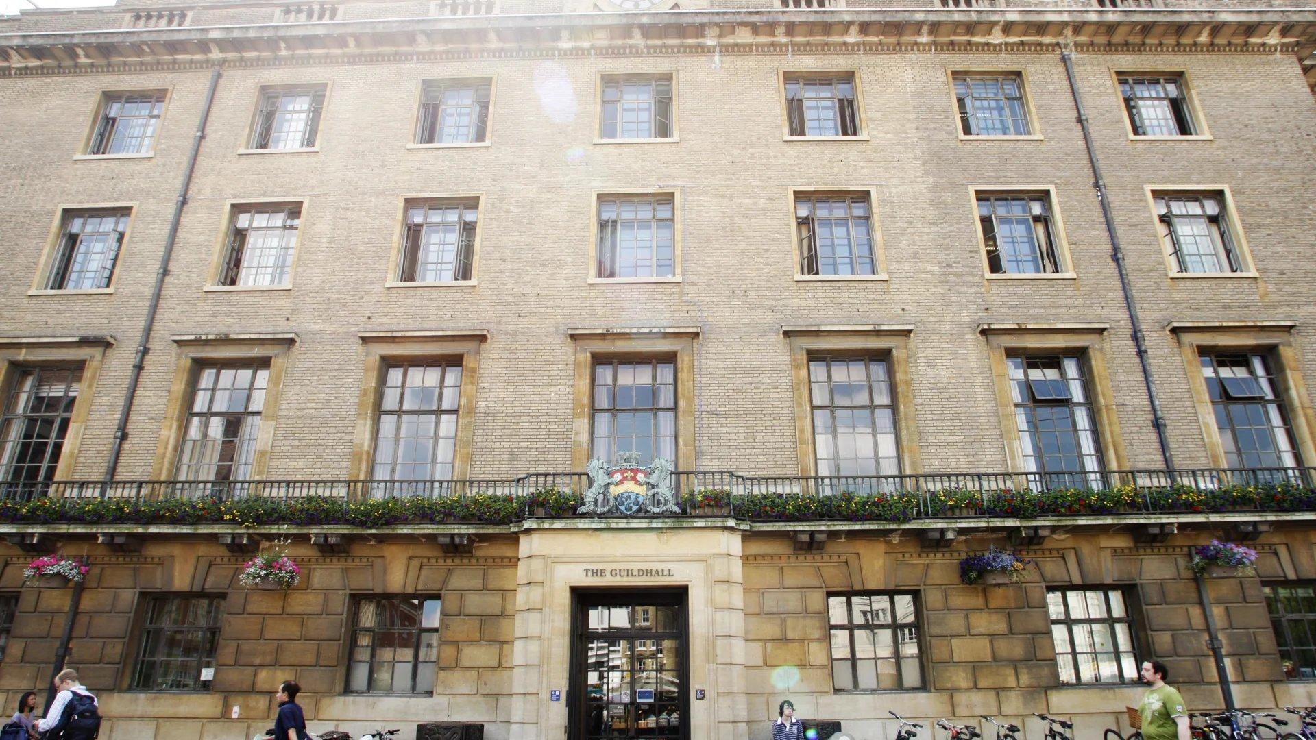 시장 중앙 또는 길드홀 배경