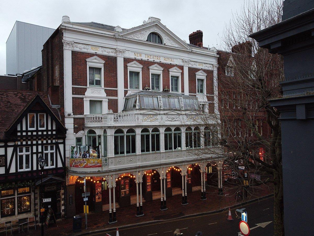 극장 파사드 (정면 외관)