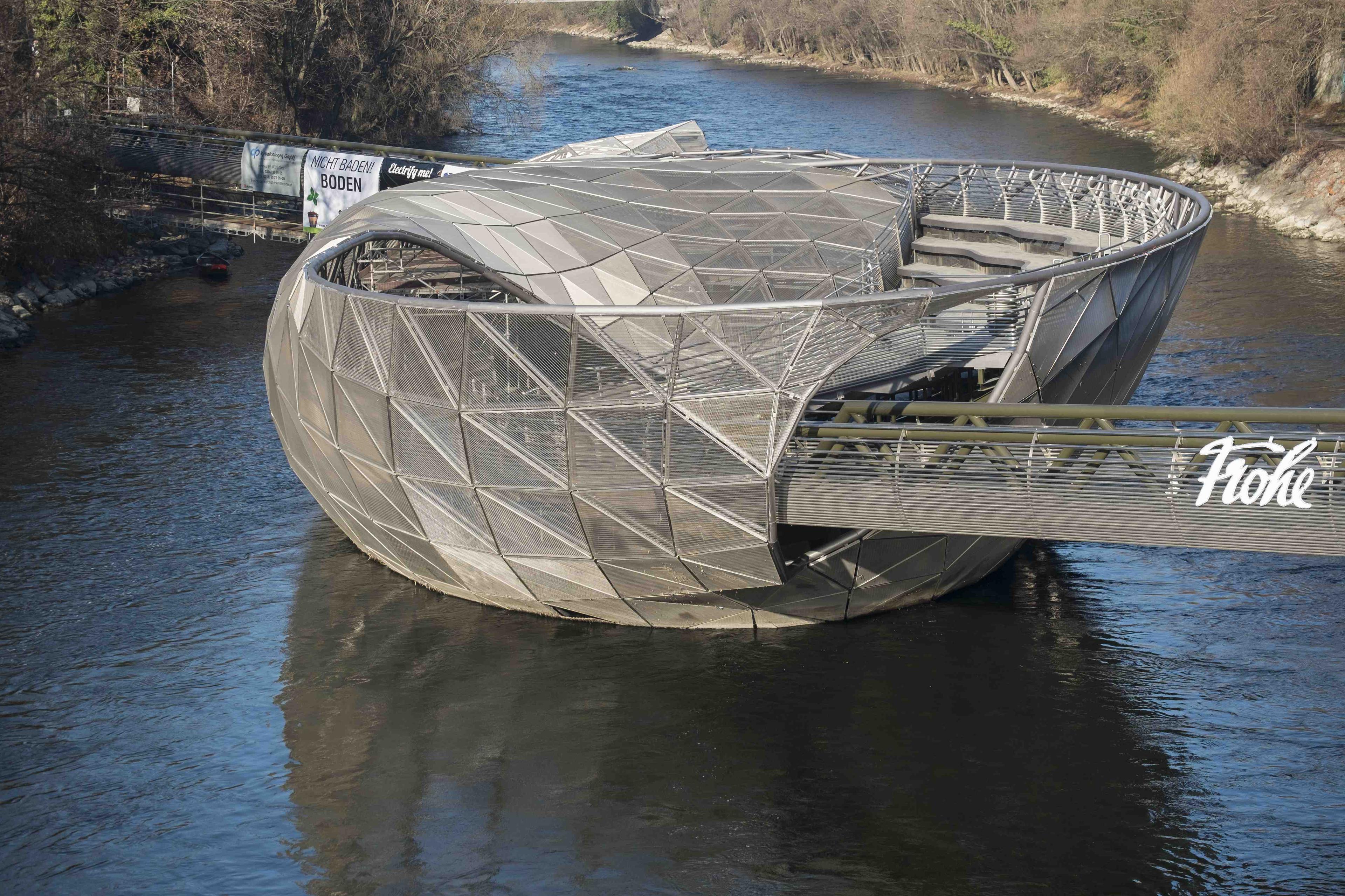 섬 위에서 바라보는 무어강과 쿤스트하우스