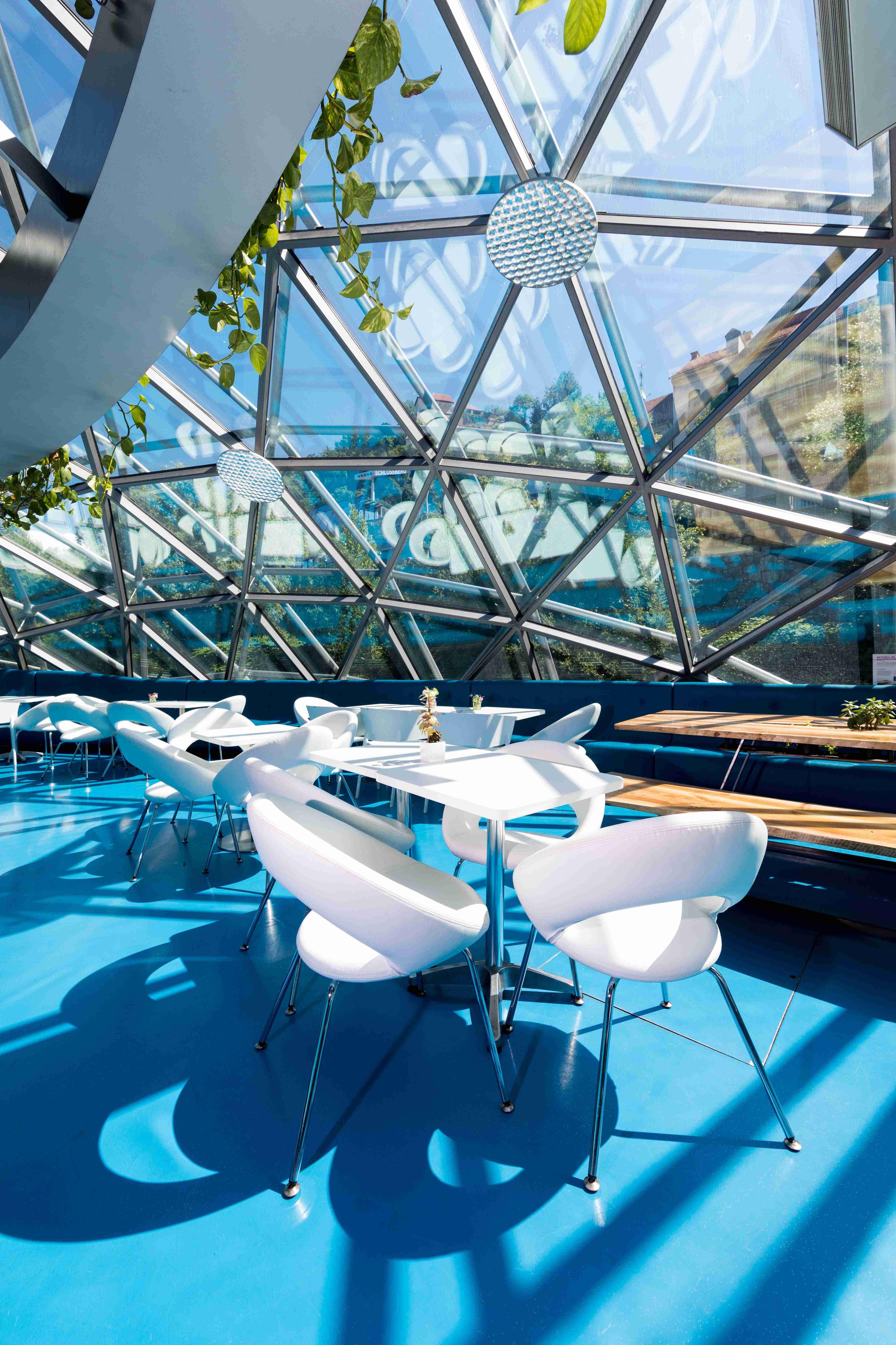 돔 구조물과 카페 내부