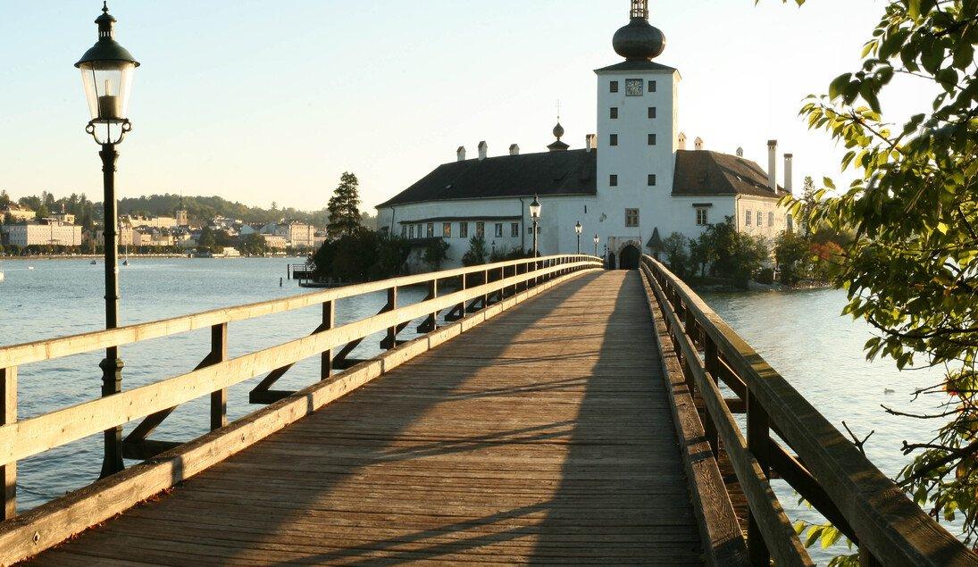 오르트 호수 성으로 이어지는 목조 다리 위