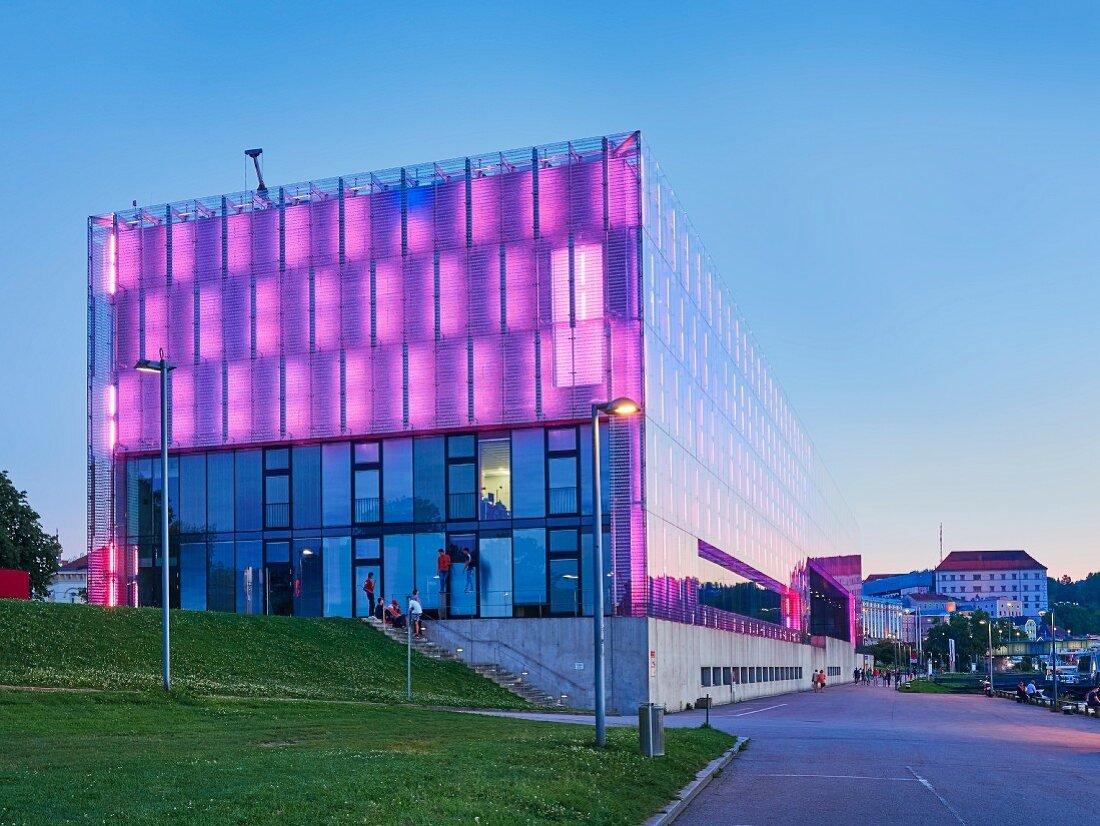 야간 조명이 켜진 미술관 외관