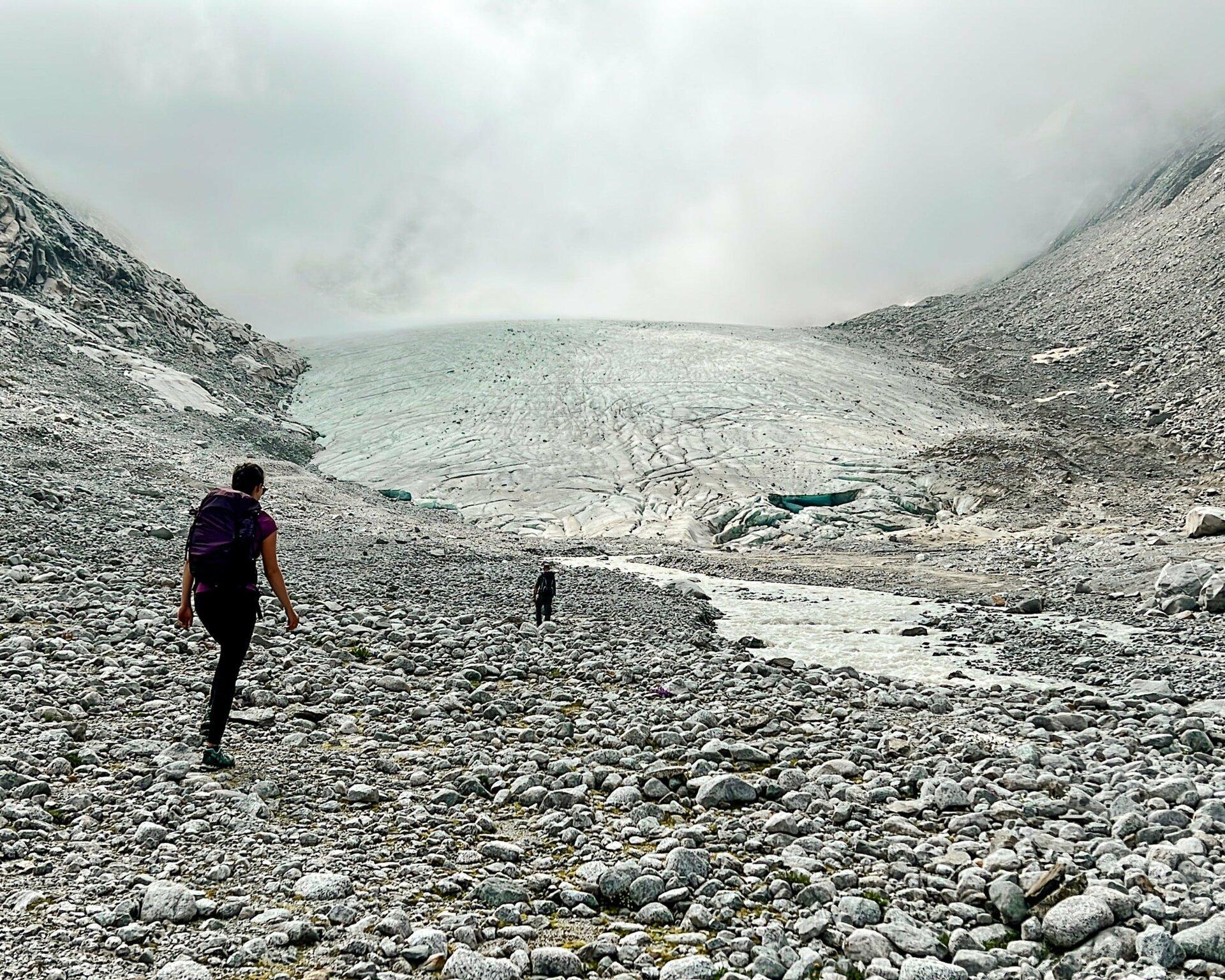 빙하 전시물 앞 (실제 빙하와 함께)