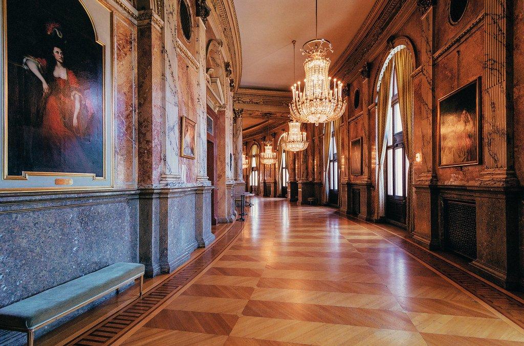 화려한 극장 로비