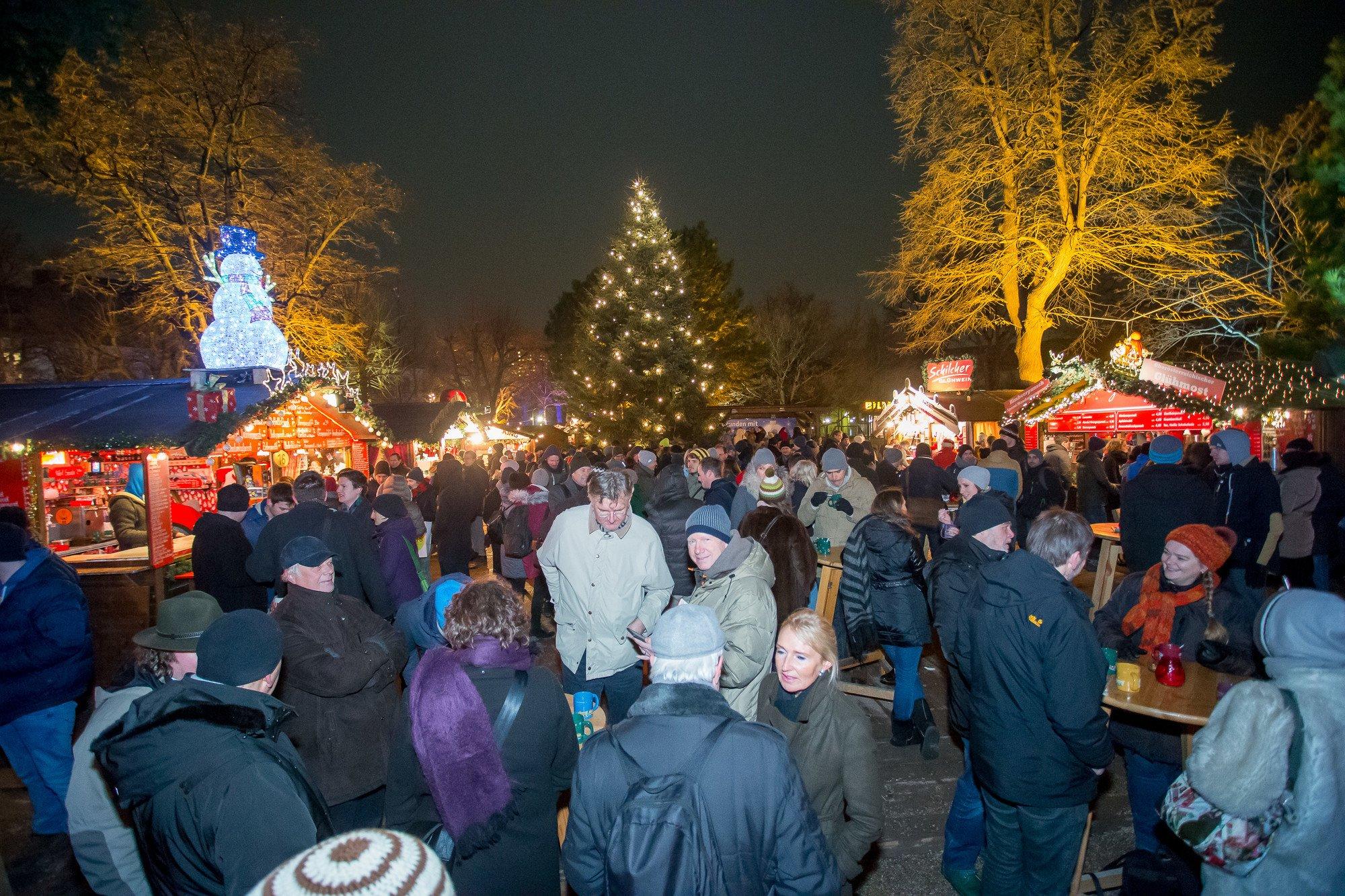 빈 대학교 크리스마스 마켓의 활기찬 모습