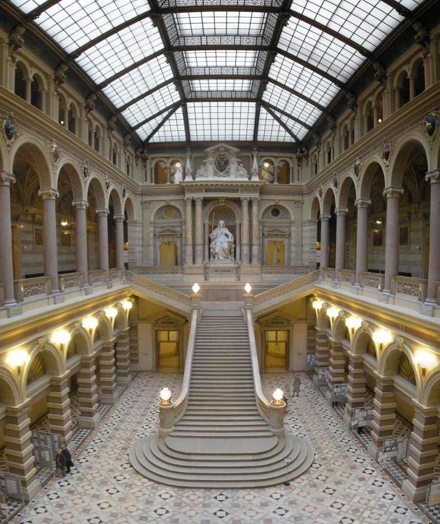 대학 본관 정면 및 중앙 계단 (Feststiege)