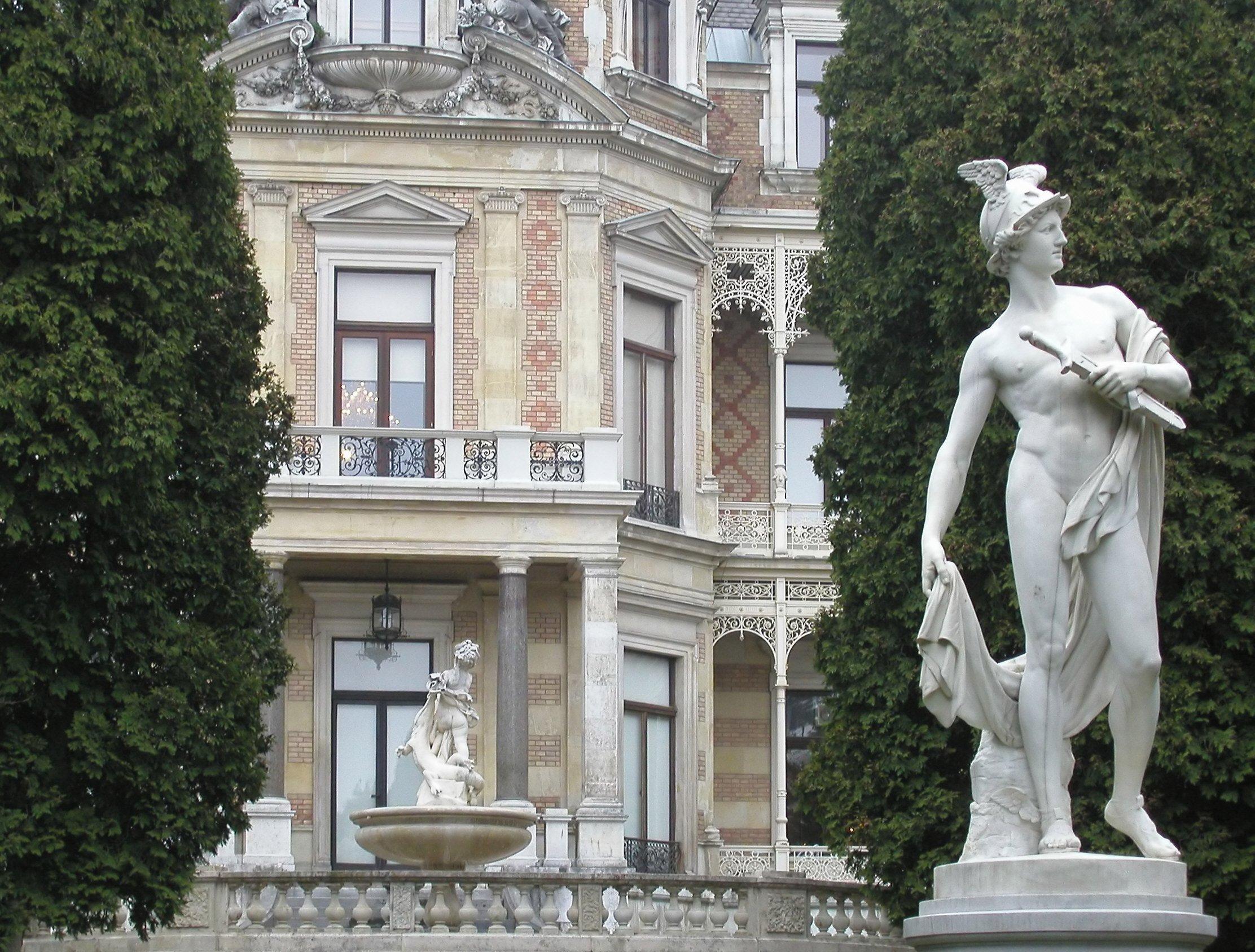 '수호자 헤르메스' 동상 앞