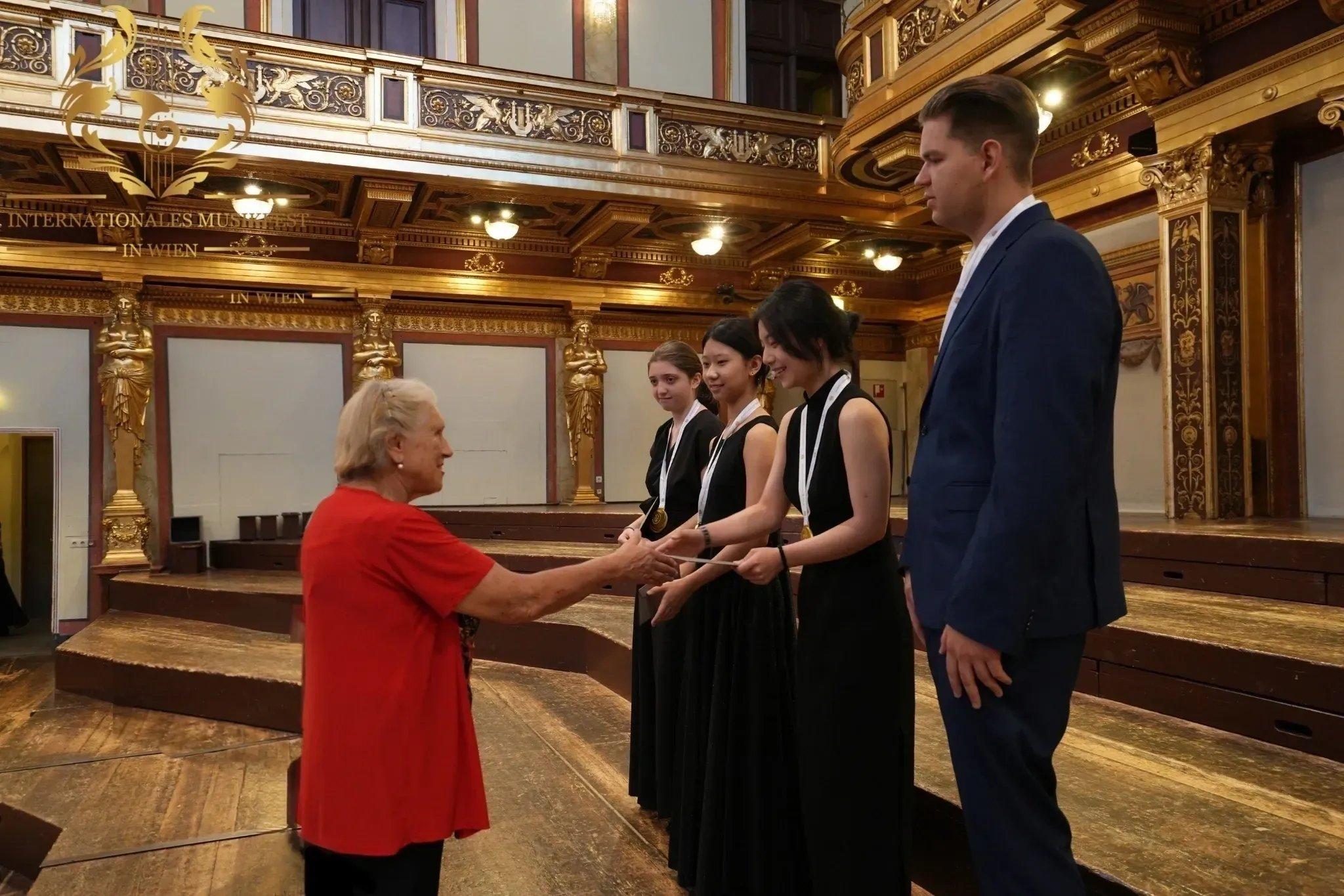 국제 음악제 포스터 또는 공연 장면