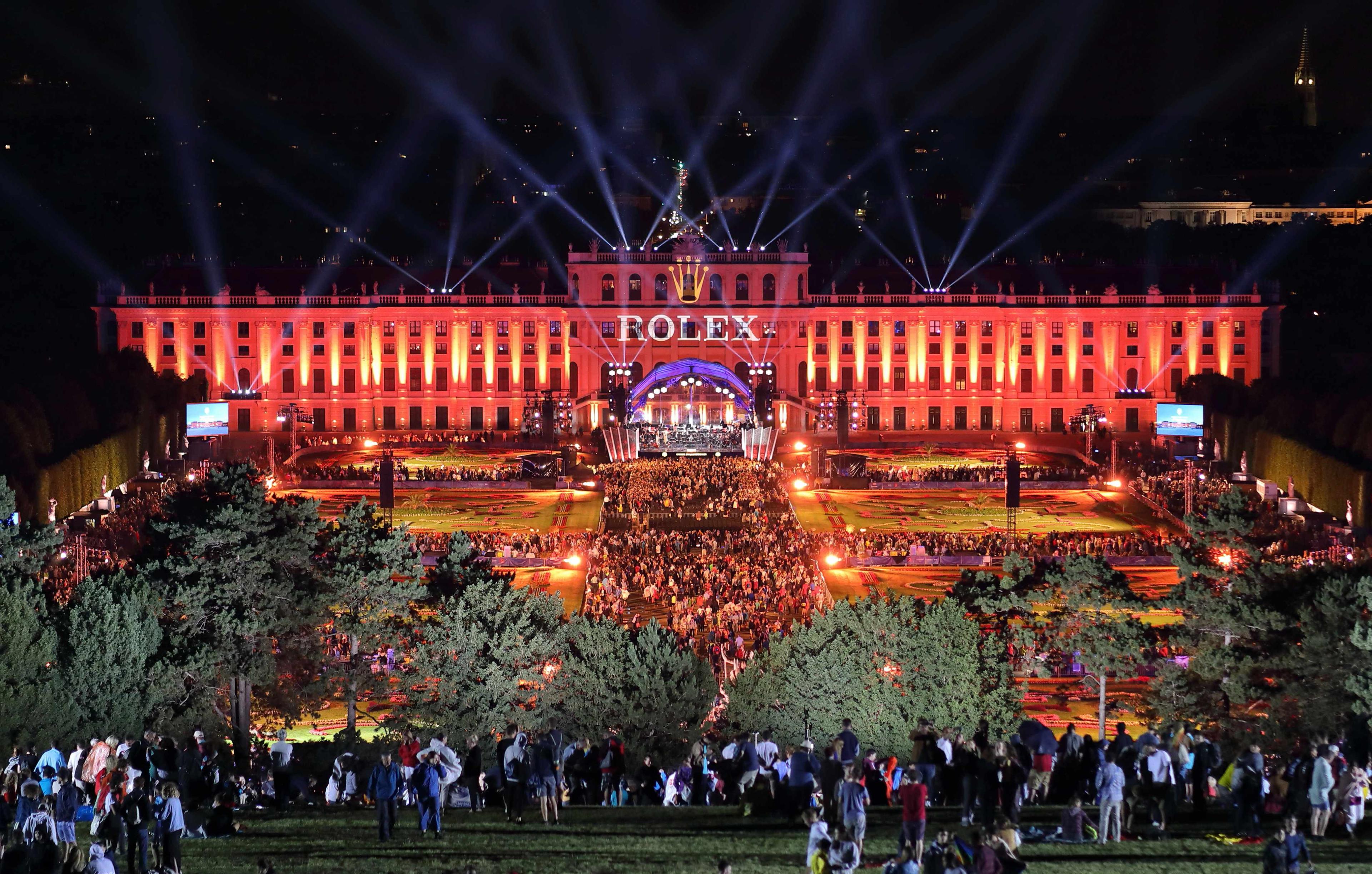 수많은 관객이 모인 쇤브룬 여름밤 콘서트 현장