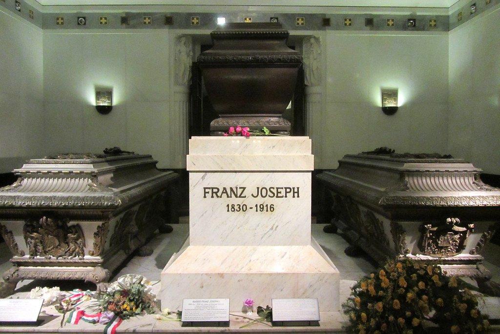 황실 묘지 내 프란츠 요제프 1세와 엘리자베트(시씨) 황후의 석관