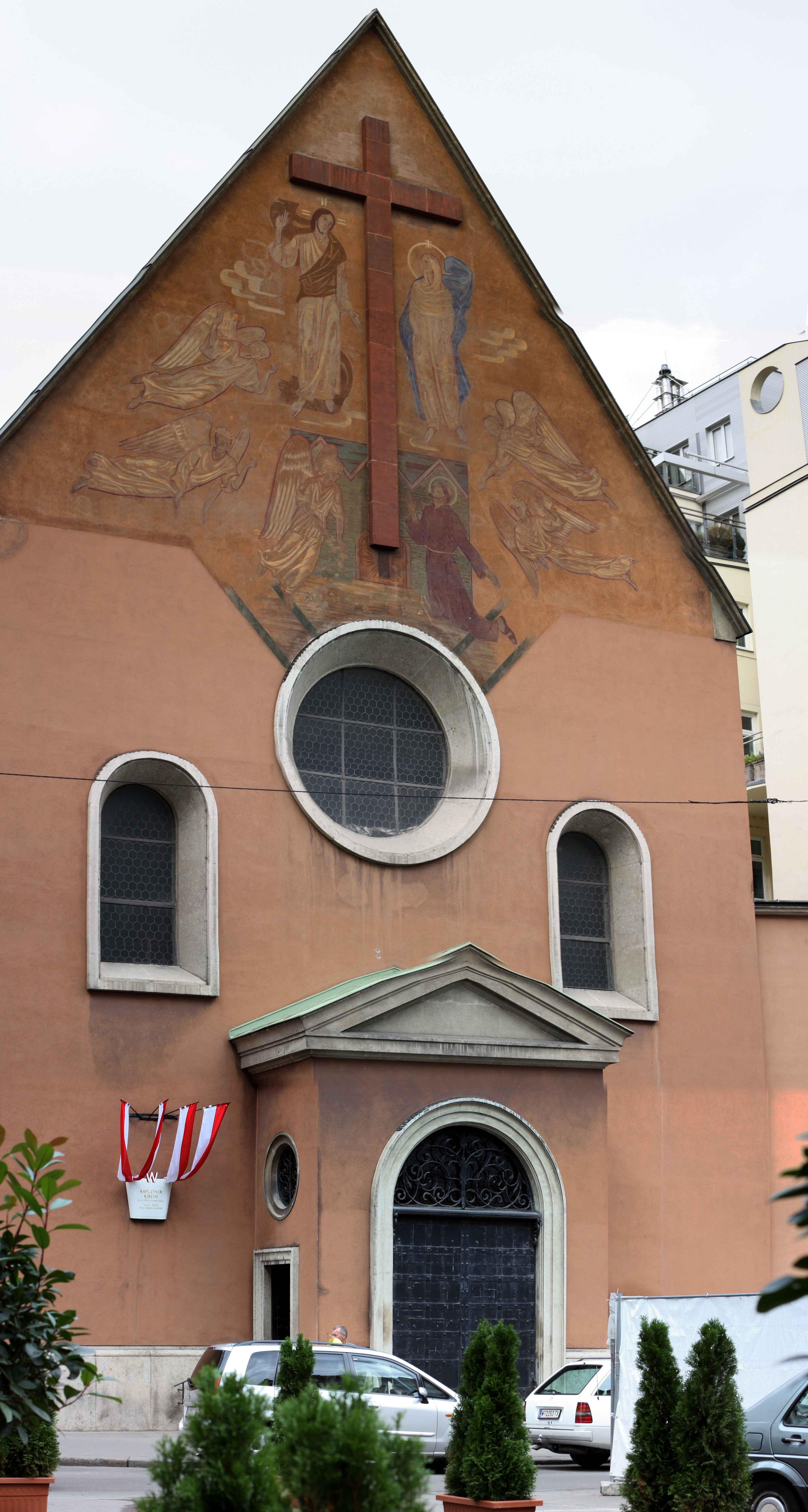 카푸친 성당 정면 (2016년 복원된 파사드)