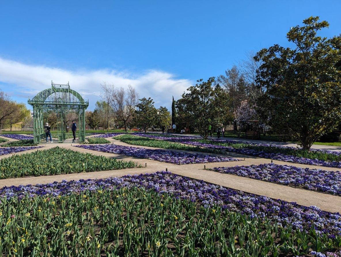 히르슈슈테텐 꽃밭의 부활절 마켓 풍경