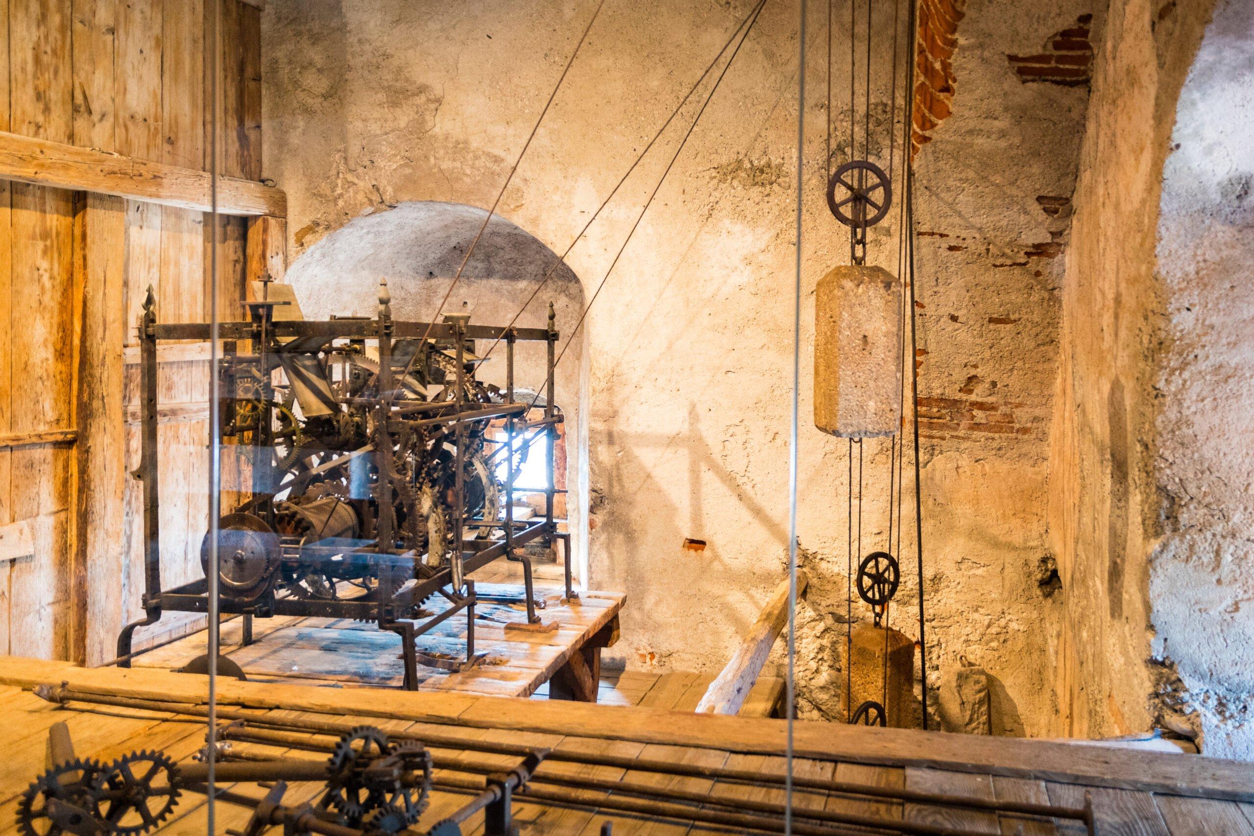 탑 내부 계단 및 시계 장치