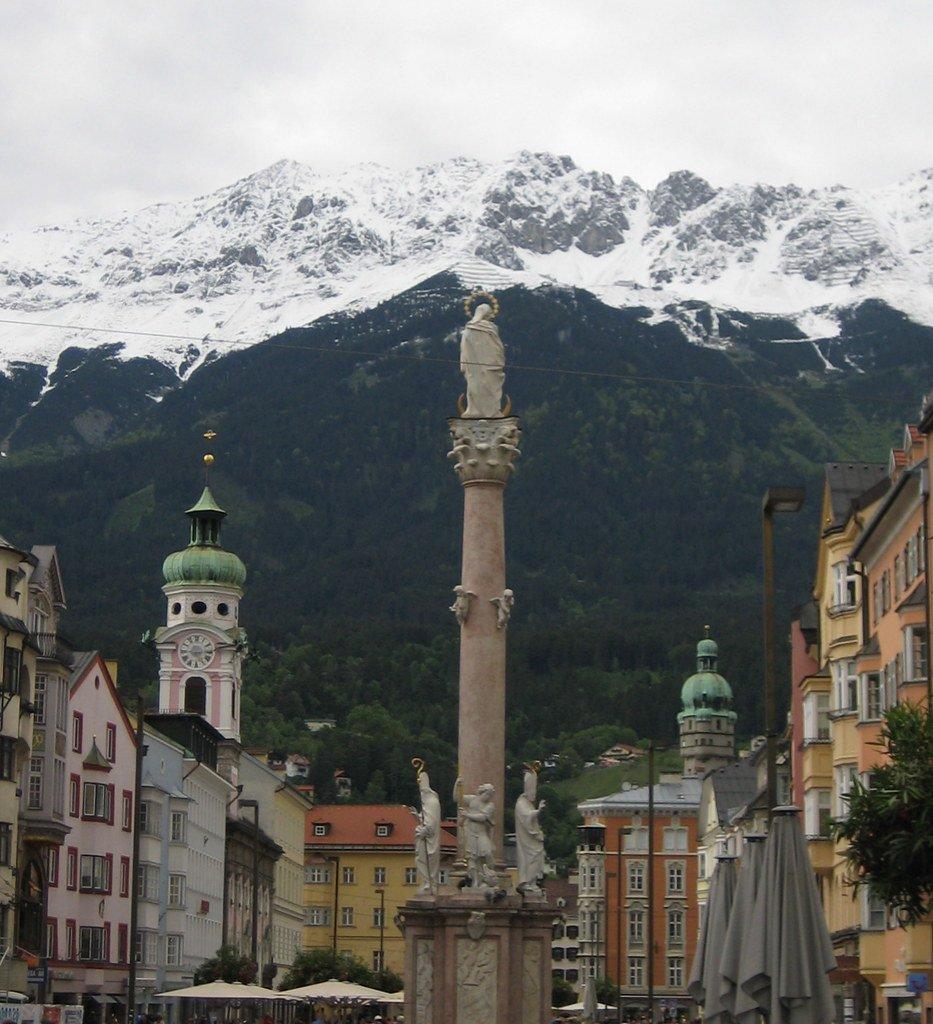 기념탑 정면 (알프스 산맥 배경)
