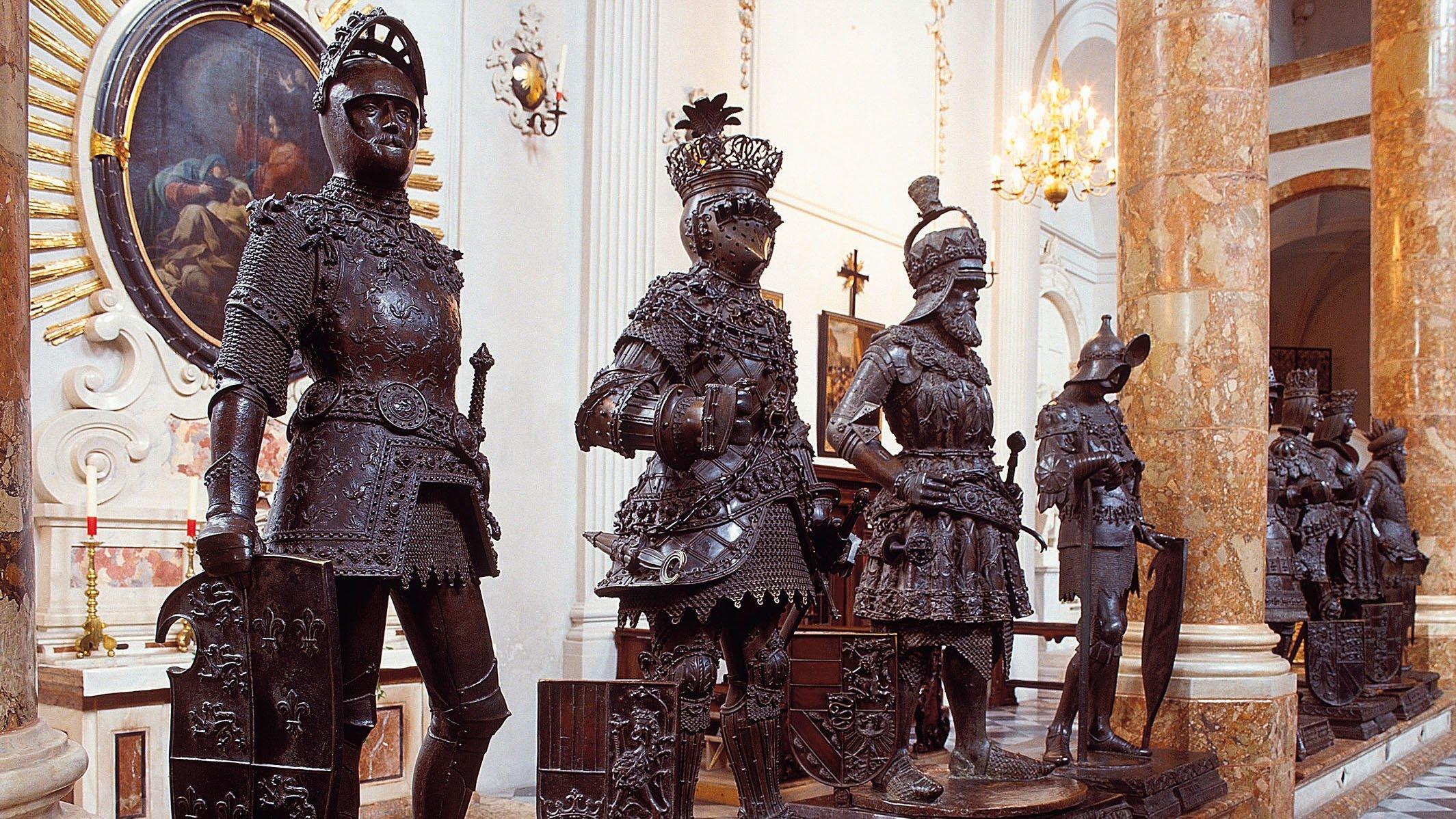 막시밀리안 1세의 빈 무덤과 청동상들 전경