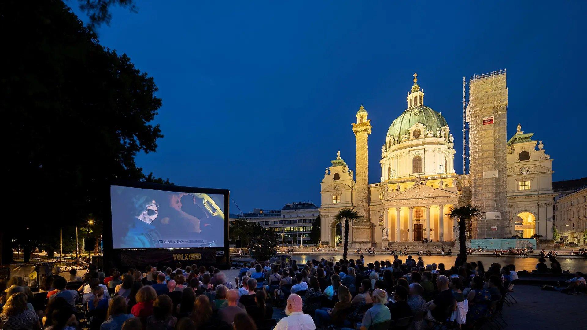 레지덴츠 광장 야외 영화 상영 모습