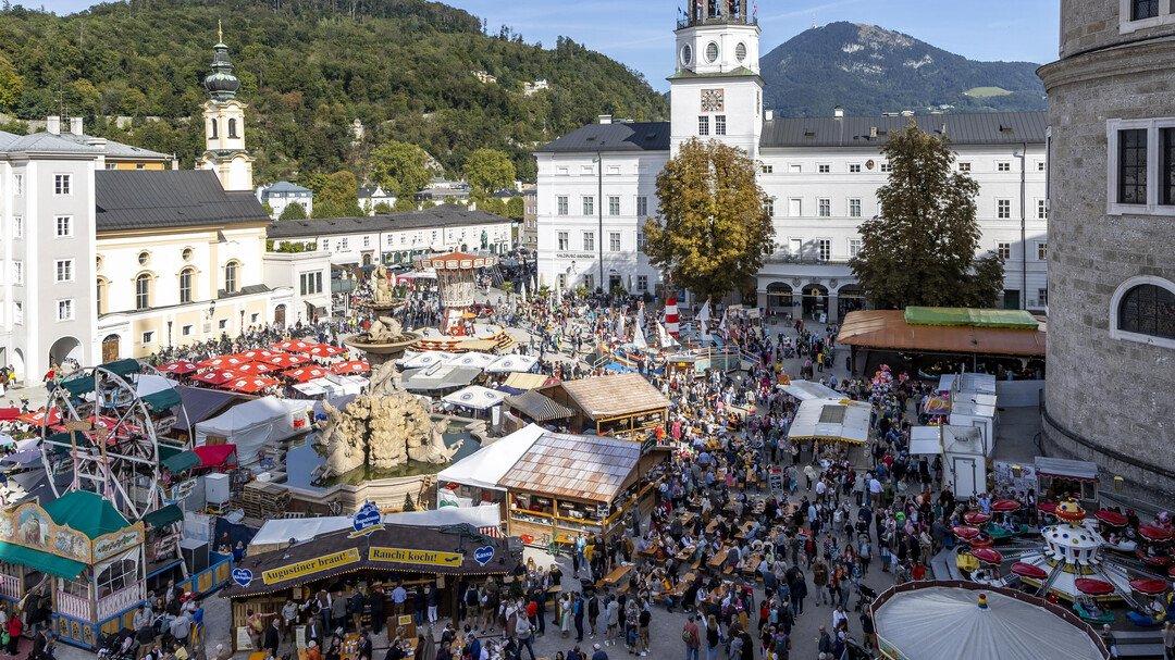 성 루퍼트 축일 시장의 활기찬 모습