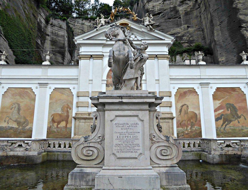 말 조련사 조각상과 프레스코화 정면