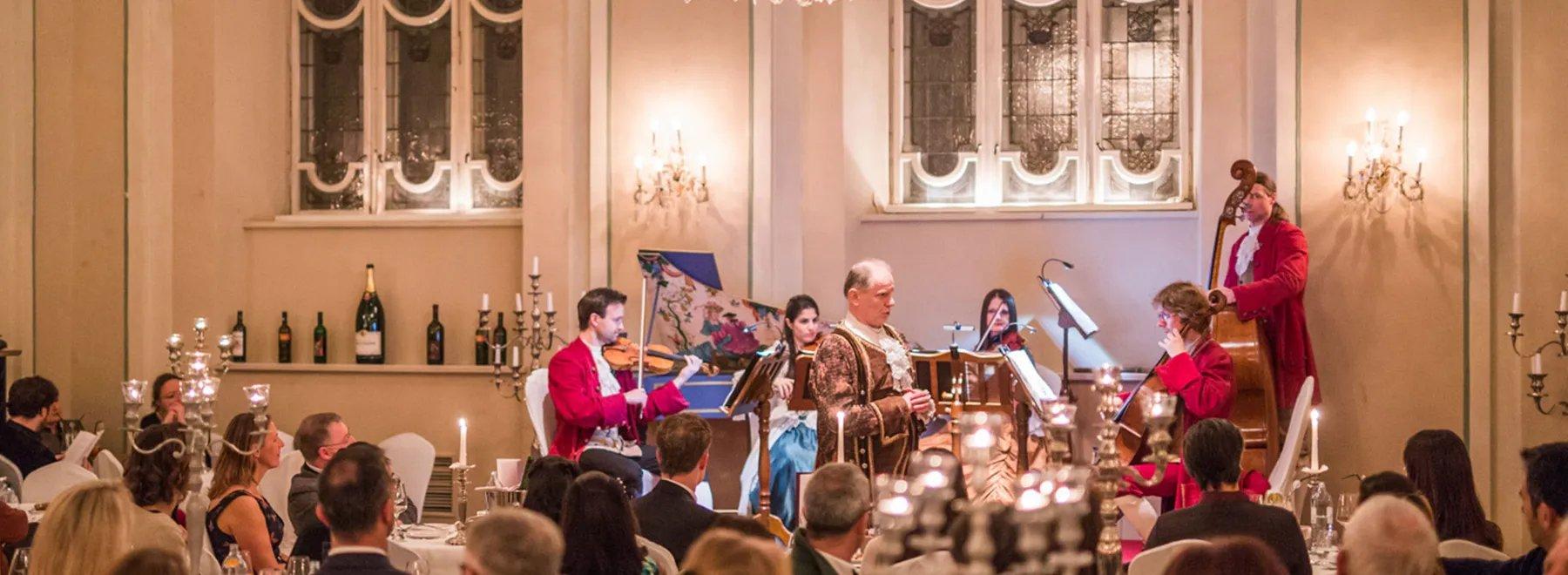 공연 중인 연주자 및 성악가