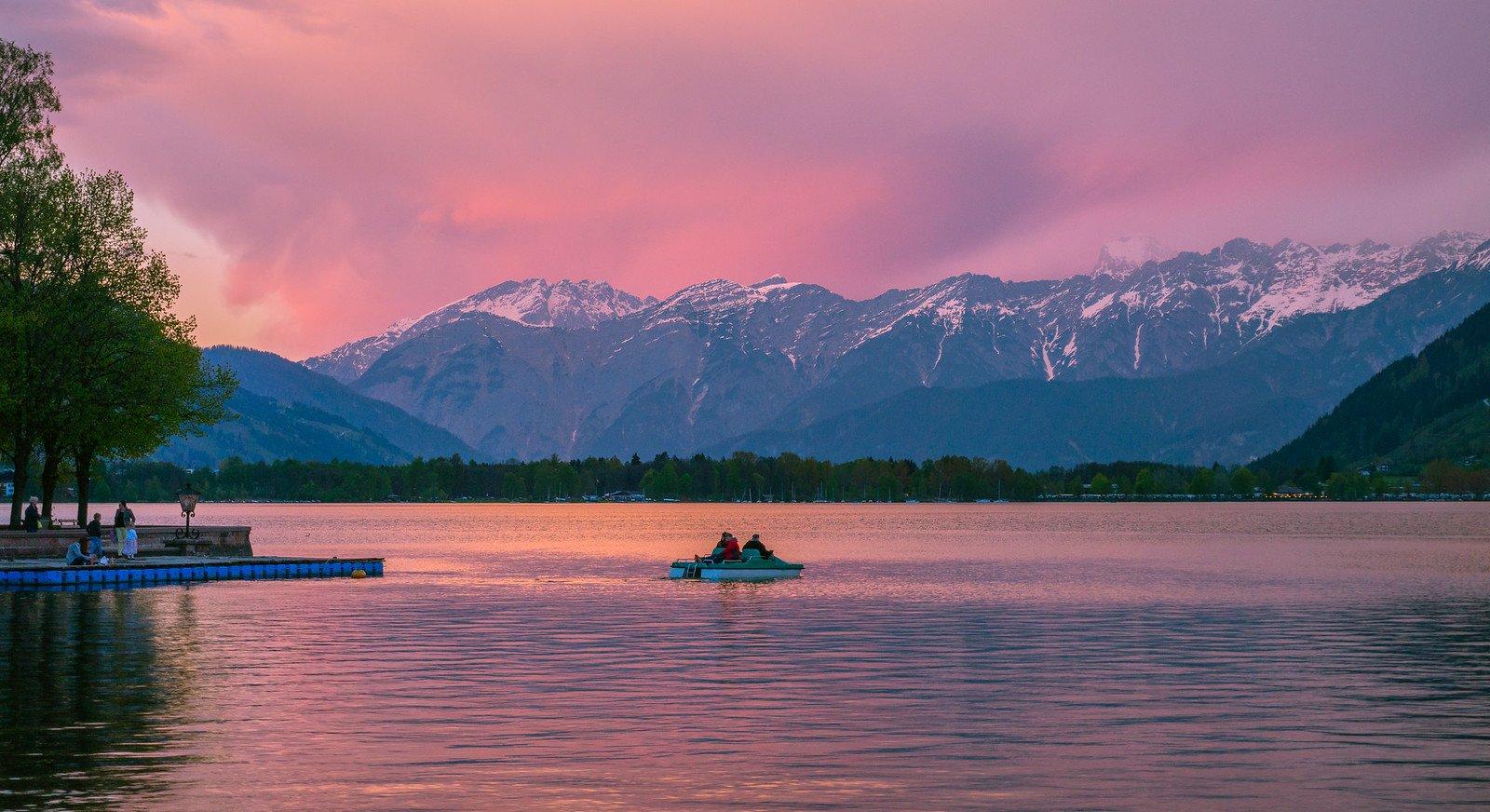일몰 시간대 호숫가