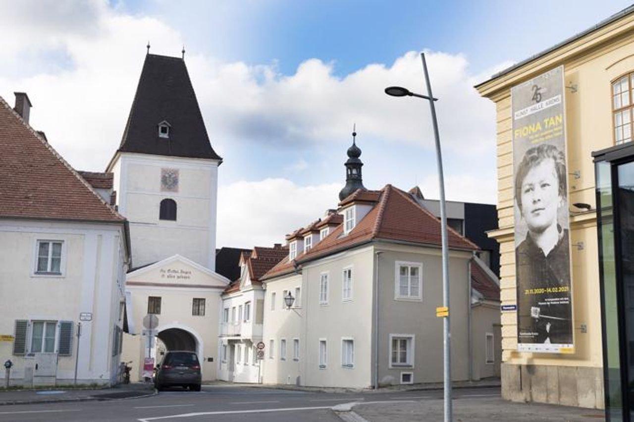 측면에서 바라본 슈타이너 문과 주변 건물