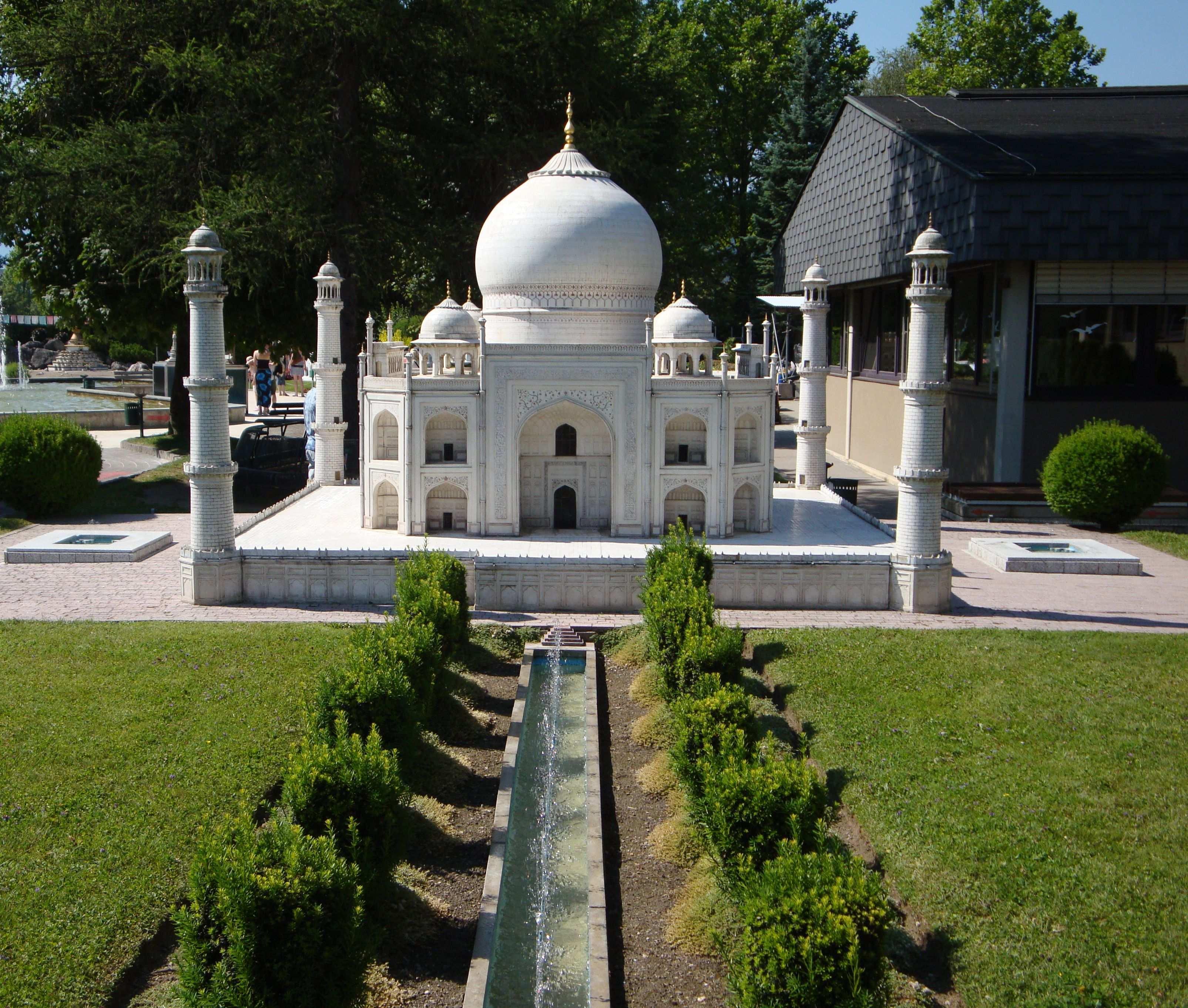 타지마할 모형 앞