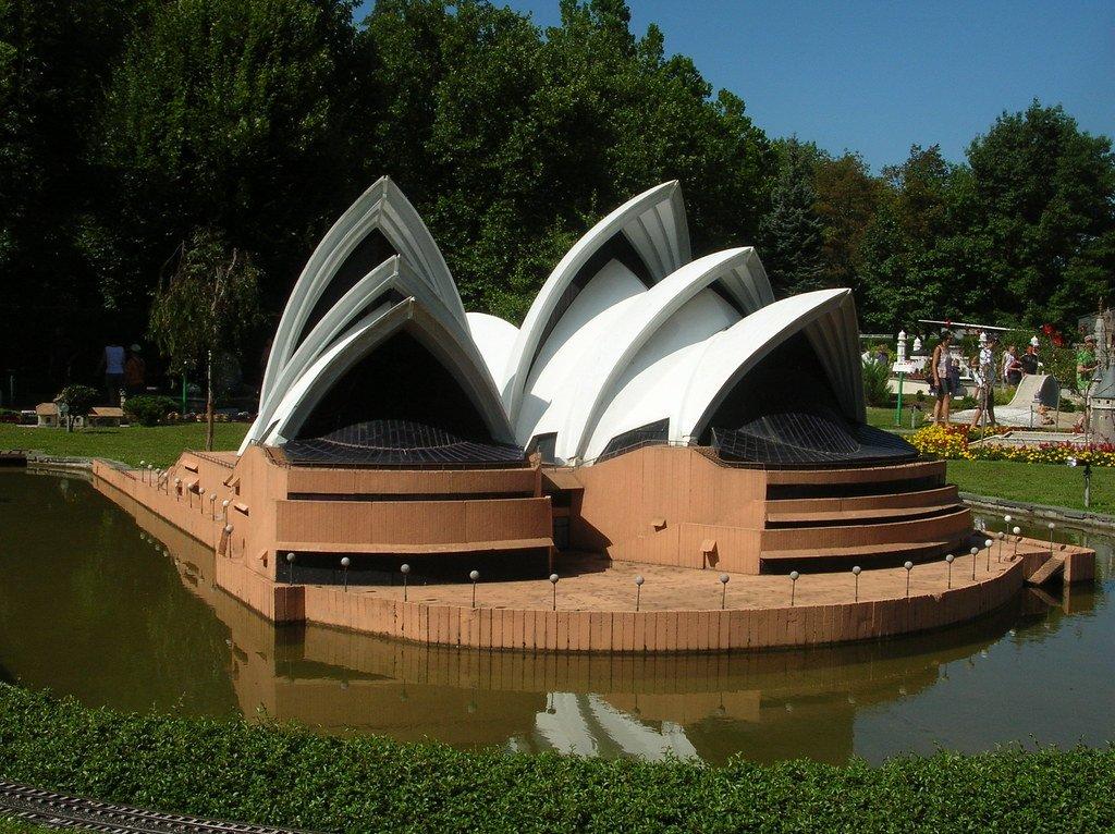 시드니 오페라 하우스 모형과 함께