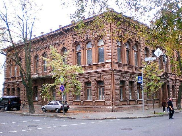 🏛️ 초콜릿 하우스 (쇼콜라드니 부디노크)