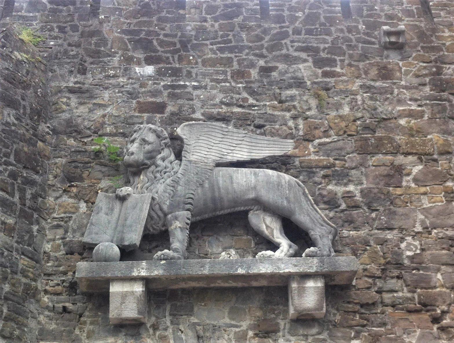 성 입구 (산 마르코 사자상과 함께)