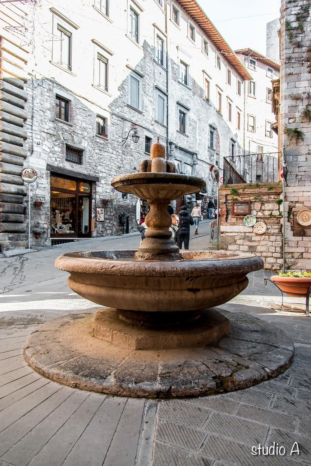 분수와 바르젤로 궁전을 함께 담는 구도