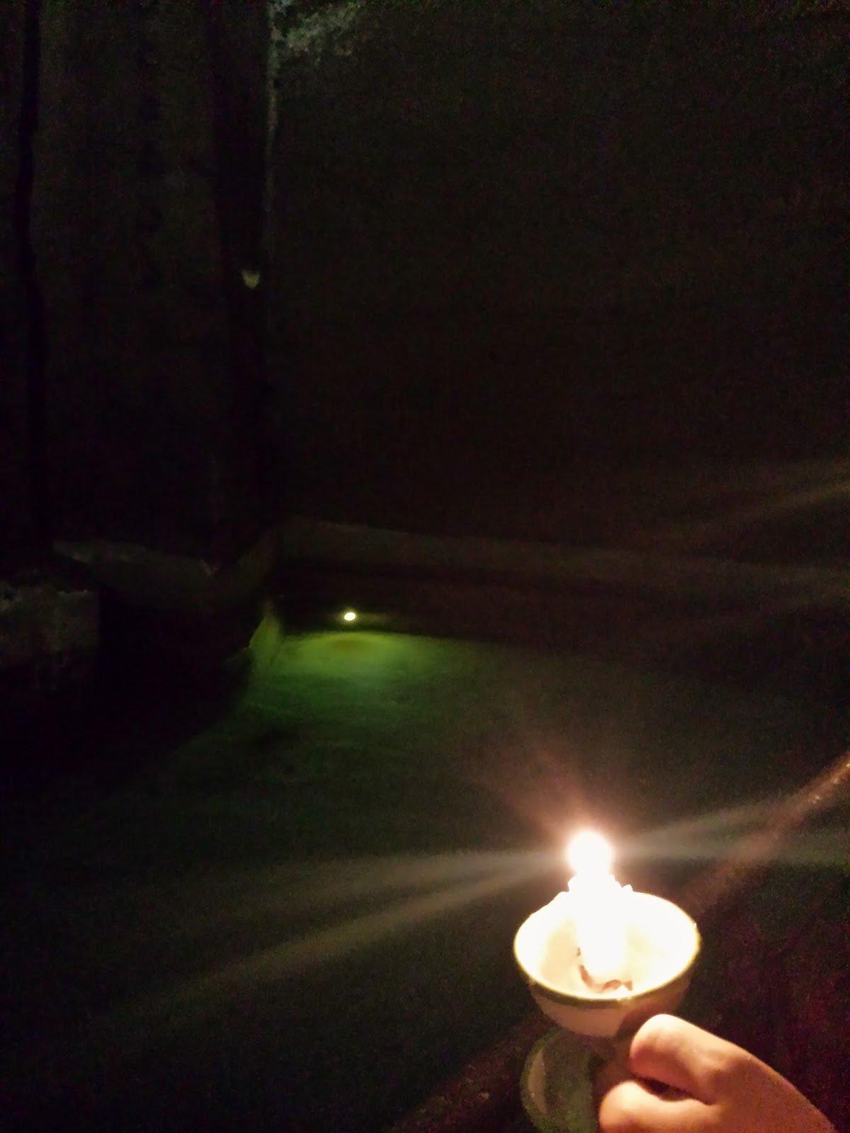 촛불로 밝혀진 좁은 수로 통로