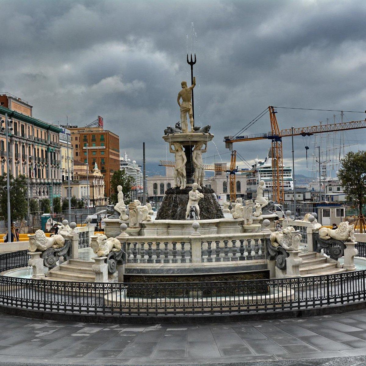 분수 측면 (누오보 성 또는 항구 배경)