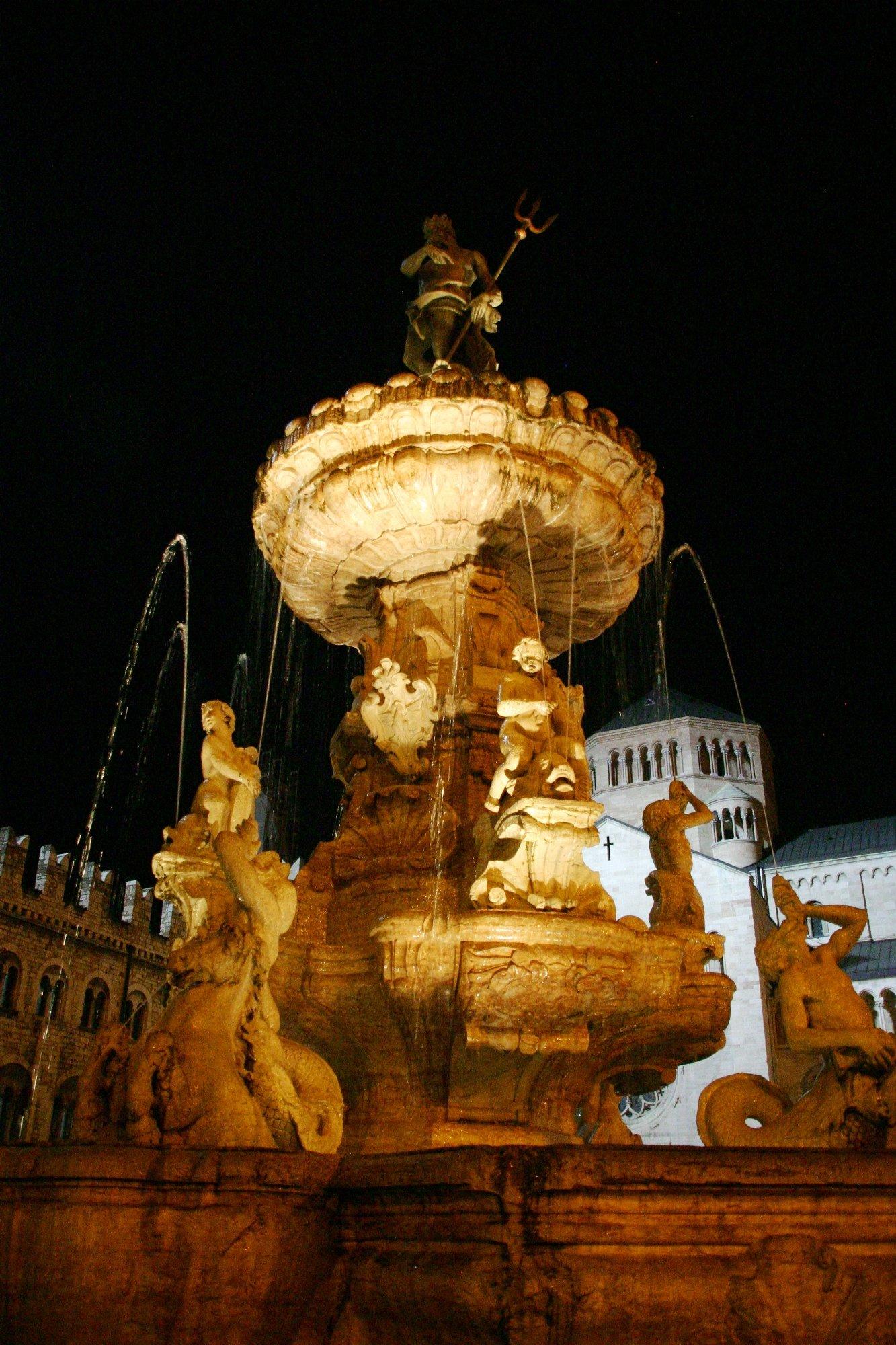 야간 조명 아래 분수