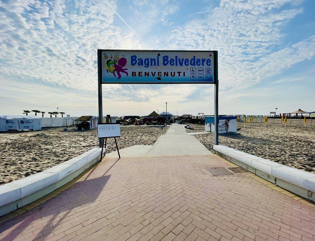 욕실 창문 너머 풍경