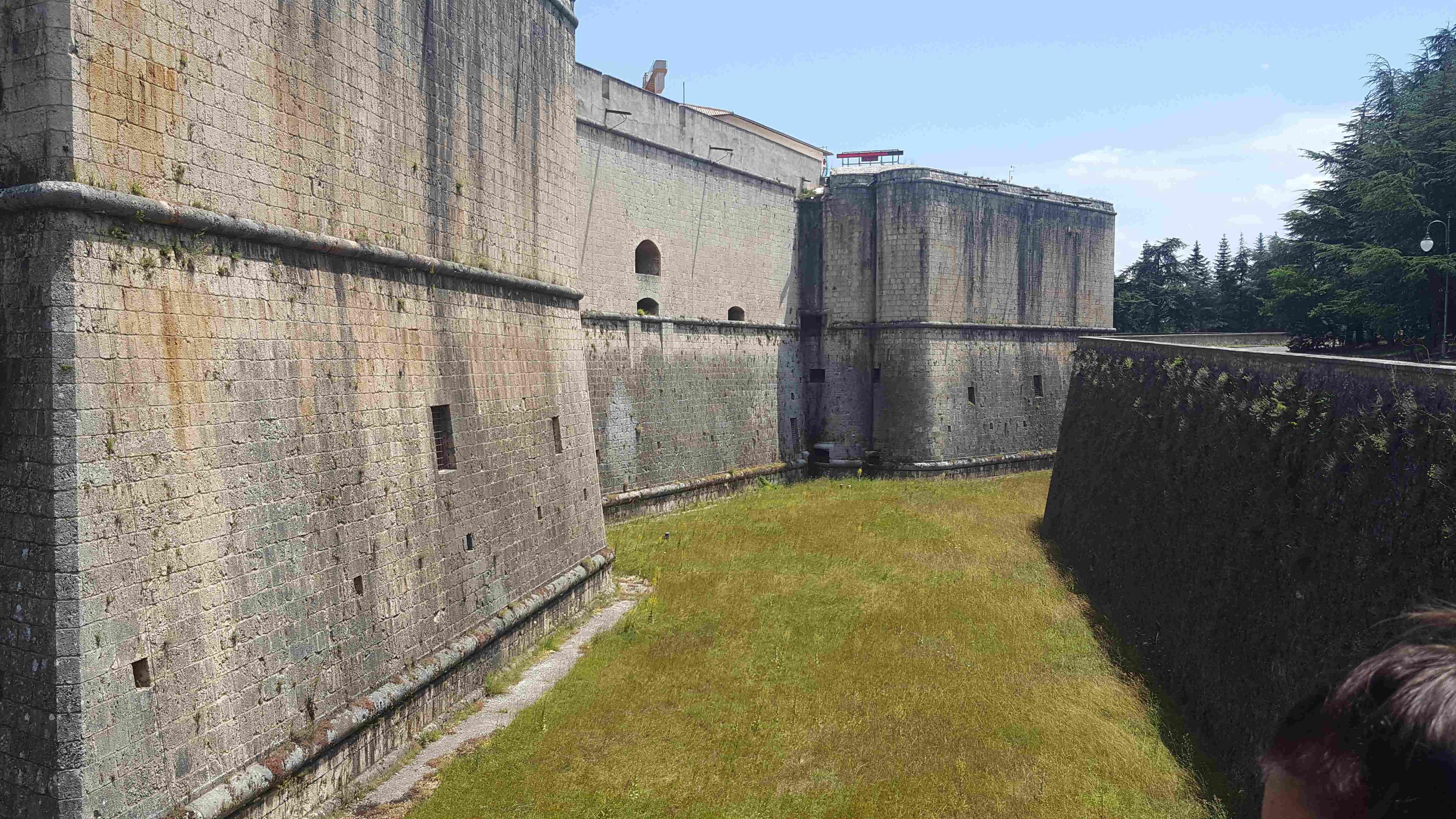 스페인 요새의 거대한 성벽과 깊은 해자