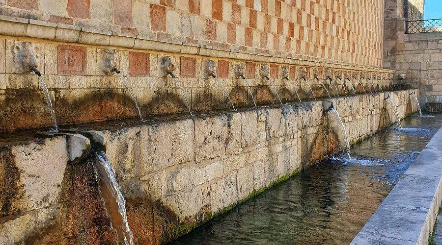 ⛲ 99개 석수 분수(폰타나 델레 99 카넬레)