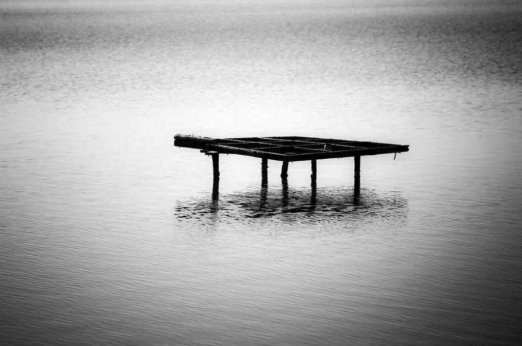 빌라 포글리아노를 배경으로 한 호수 전경