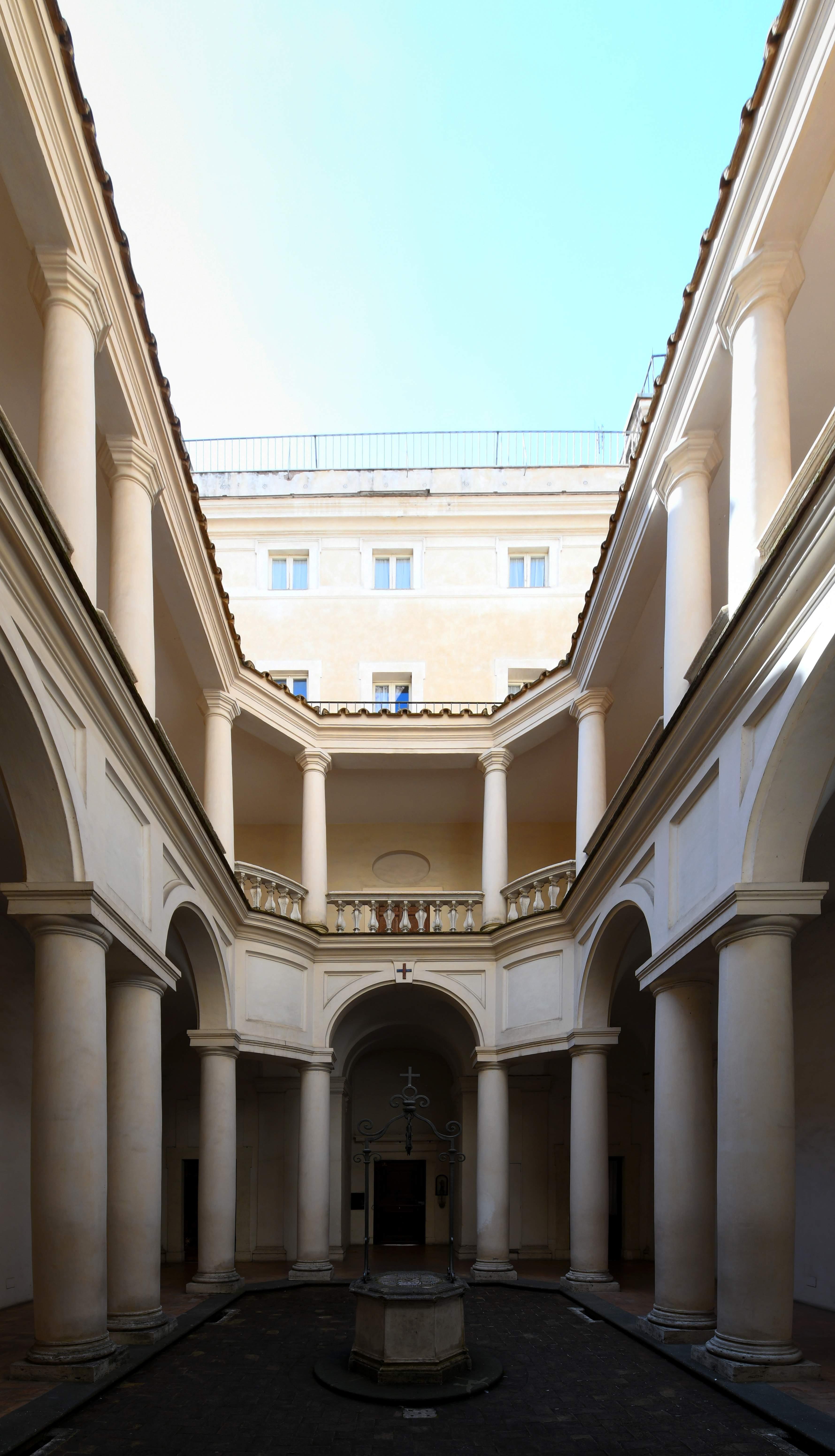 회랑과 중앙 우물