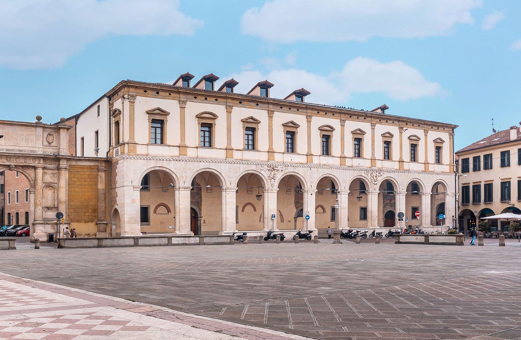 궁전 외관 및 정면 파사드