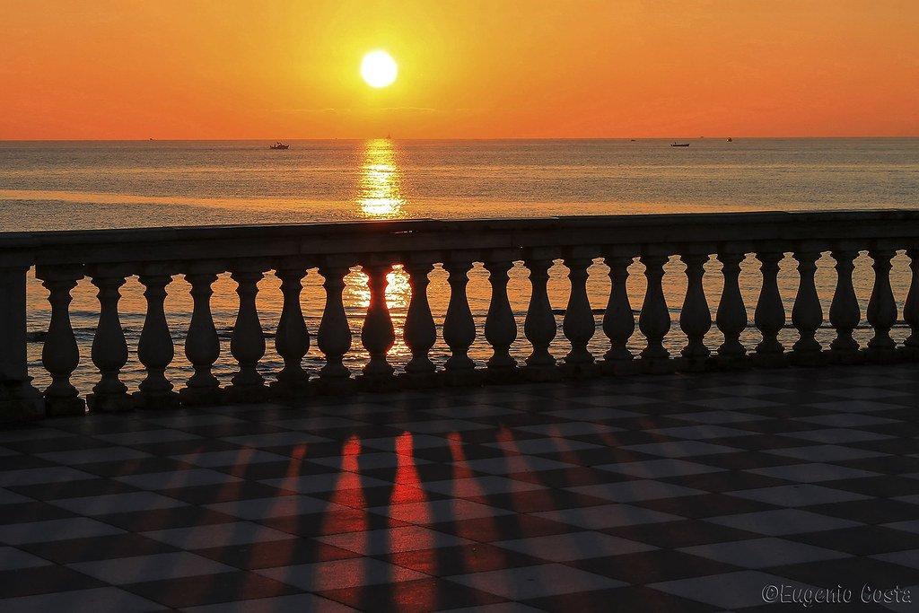 일몰 시점의 바닷가 난간