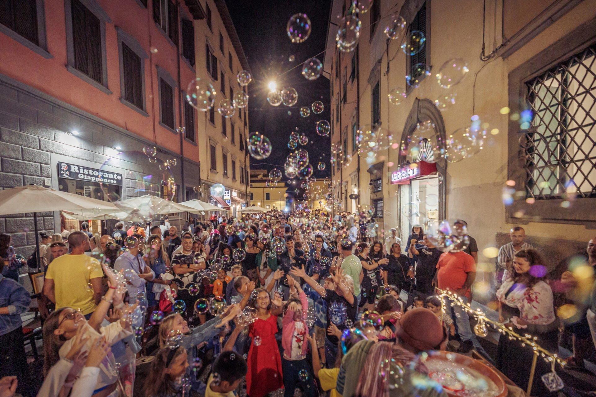 저녁에 운영되는 시장 모습