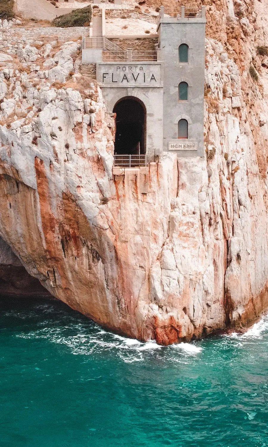 플라비아 항구 외관 (보트 투어 시)