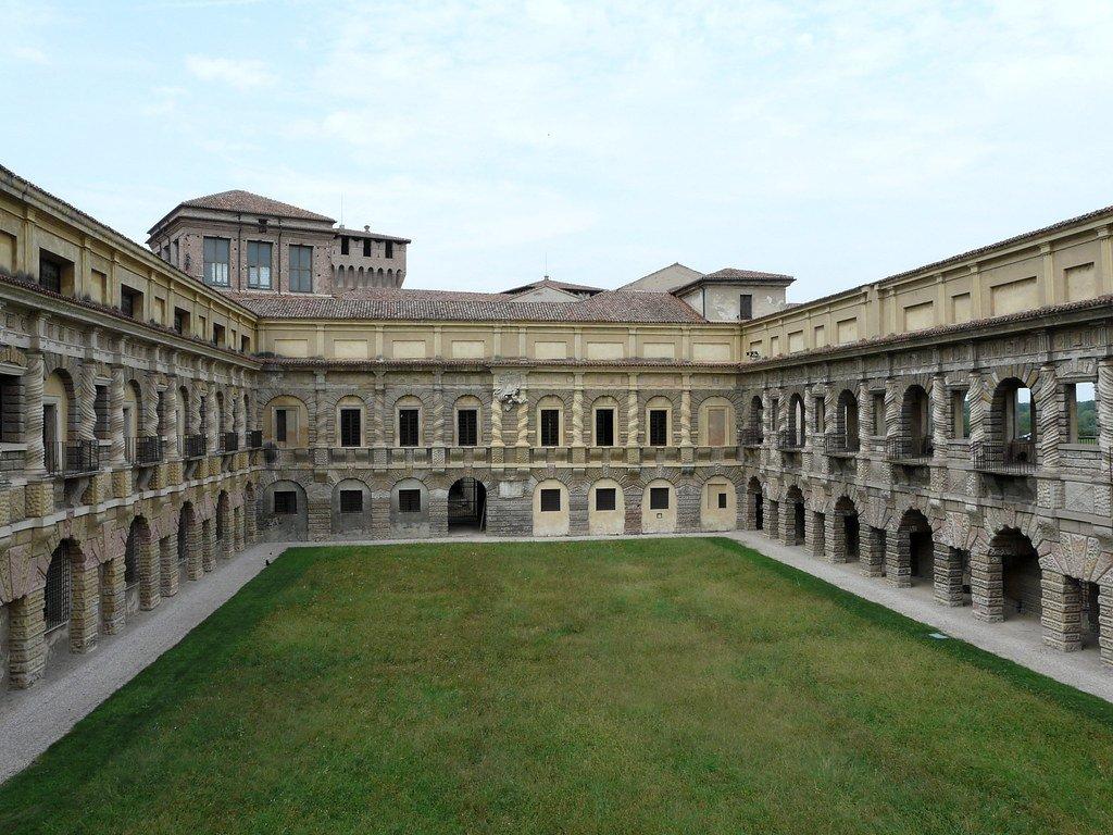 카발레리차 안뜰 (Cortile della Cavallerizza)