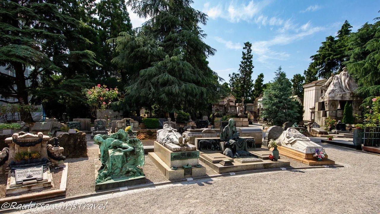 🏛️ 기념 묘지(치미테로 모누멘탈레)