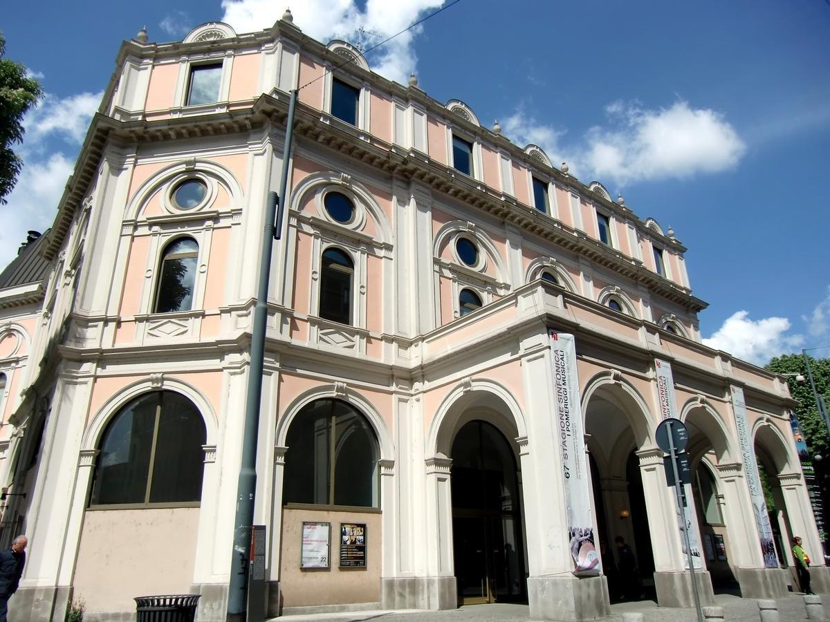 극장 정면 외관