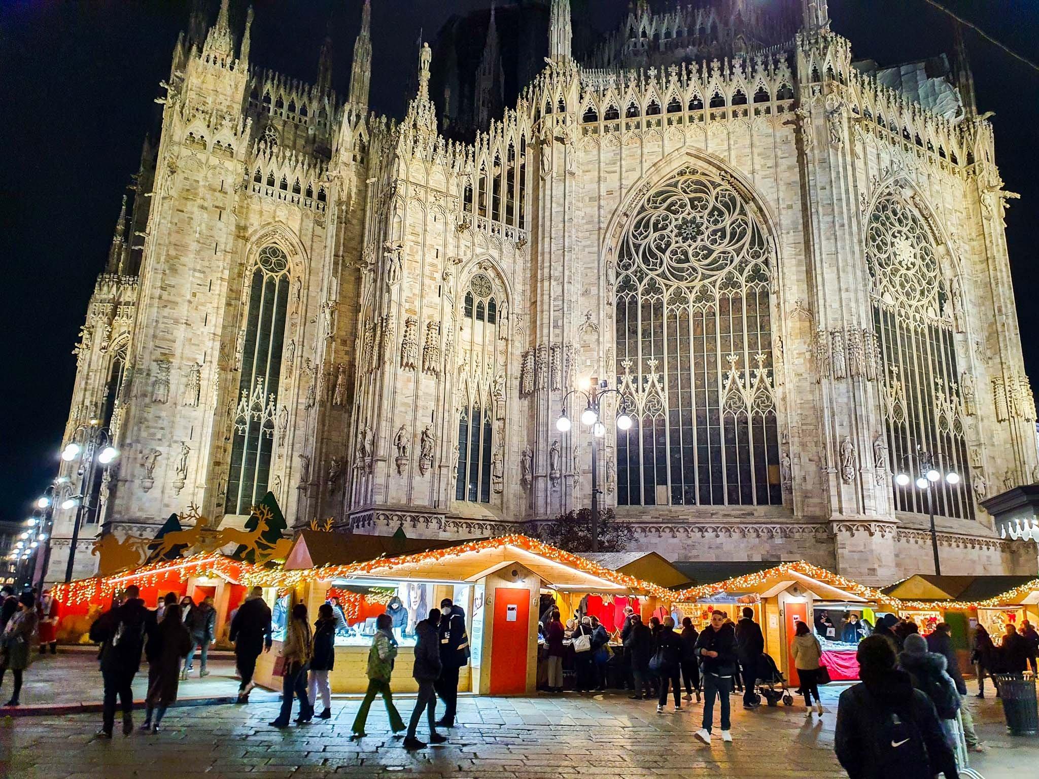 두오모 광장의 크리스마스 마켓 풍경