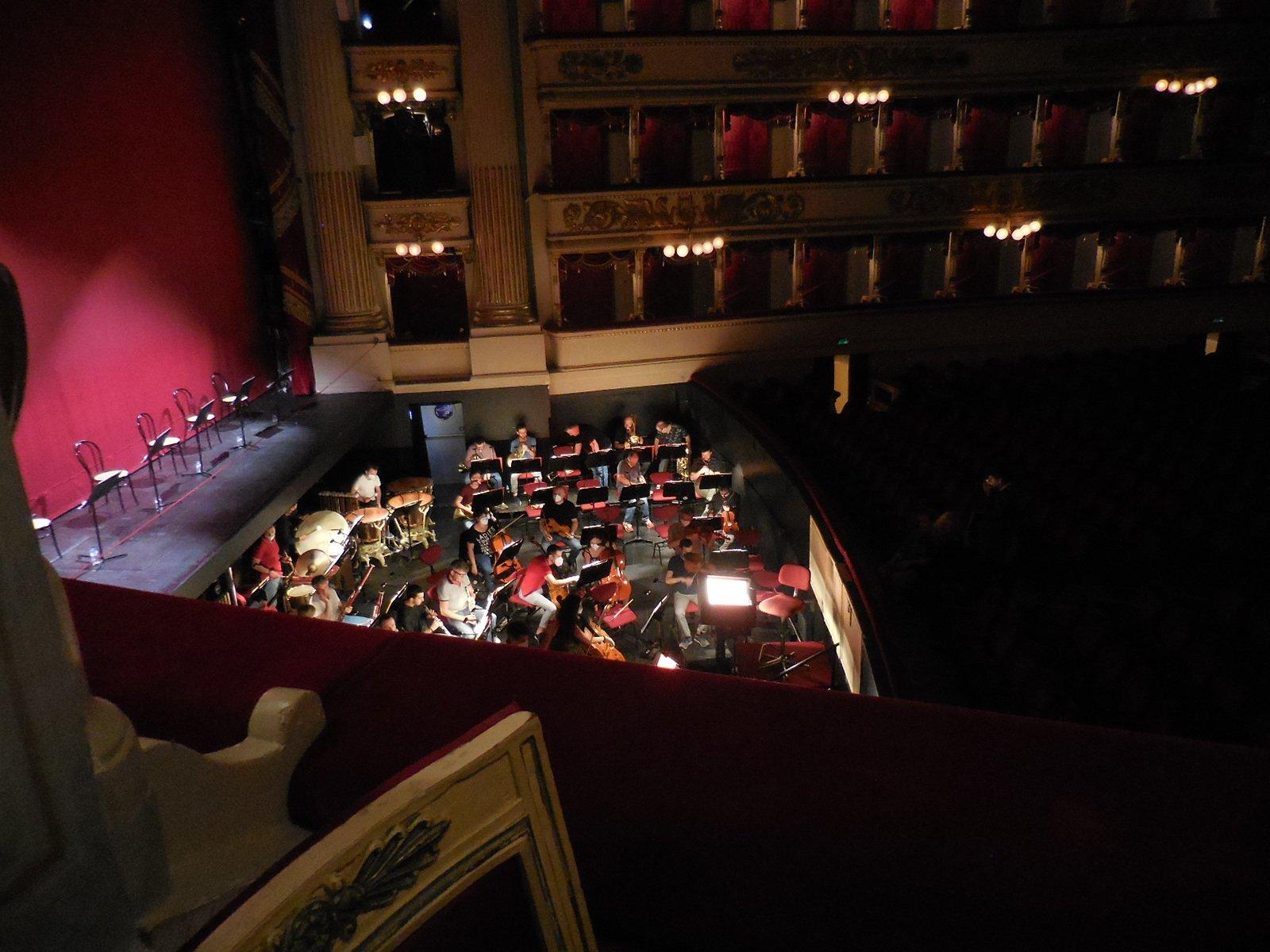 객석 중앙에서 무대를 배경으로