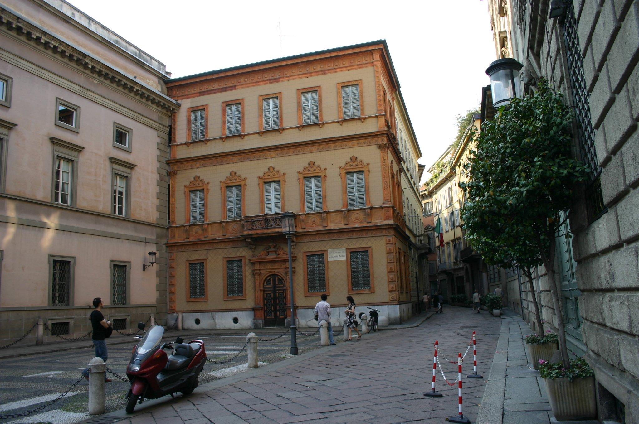 붉은 테라코타 파사드 (벨조조소 광장 방면)